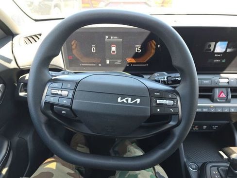 Used 2025 Kia K4 LXS image 11