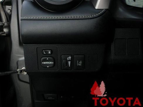 Used 2018 Toyota RAV4 LE image 14
