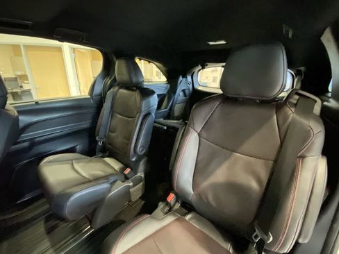 Used 2025 Toyota Sienna XSE w/ XSE Premium Package image 24