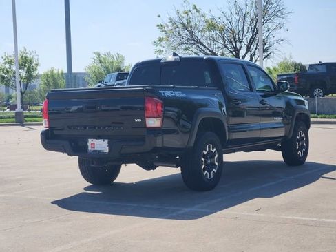 Used 2017 Toyota Tacoma TRD Off-Road w/ Premium & Technology Package image 3
