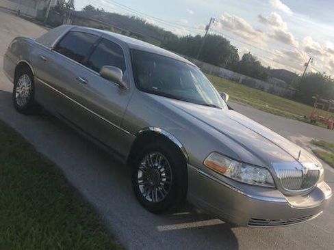 Used 2003 Lincoln Town Car Executive RWD image 3