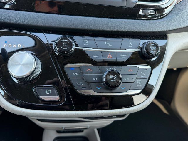 Used 2019 Chrysler Pacifica Touring-L FWD image 14