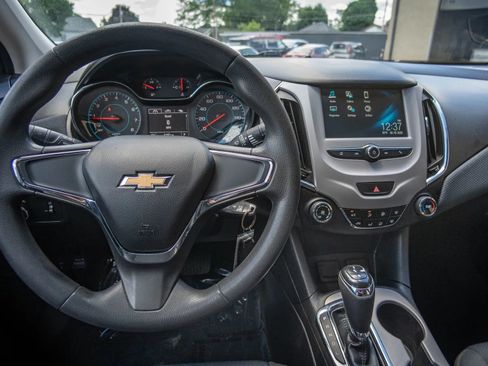 Used 2018 Chevrolet Cruze LS FWD image 19