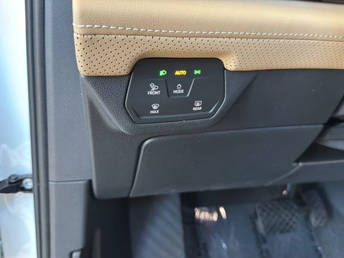 Used 2024 Volkswagen Atlas Cross Sport SE FWD image 19