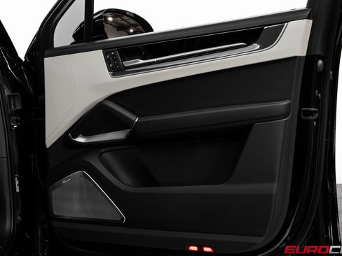 Used 2025 Porsche Cayenne Turbo image 23