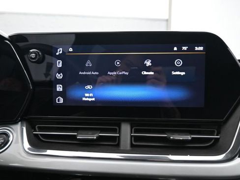 Used 2025 Chevrolet Trax LT w/ LT Convenience Package image 17