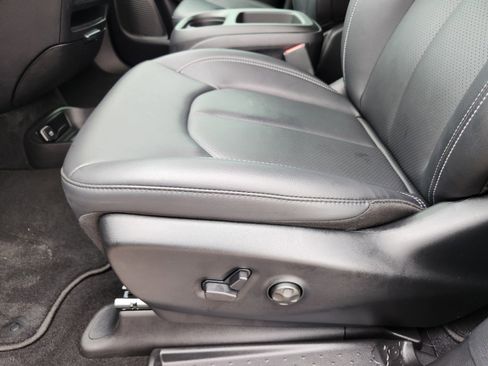 Used 2025 Chrysler Pacifica Select image 21