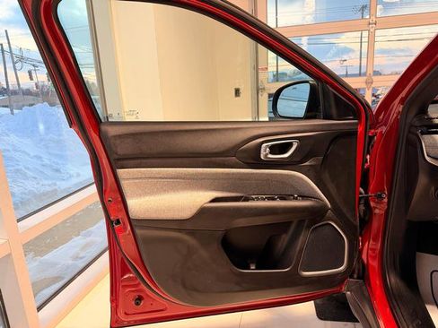 Used 2023 Jeep Compass Latitude image 11