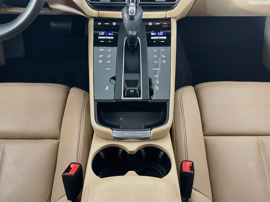 Used 2026 Porsche Macan AWD/4WD image 16