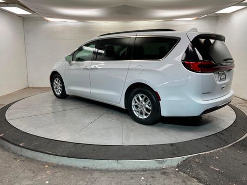 Used 2022 Chrysler Pacifica Touring-L image 3