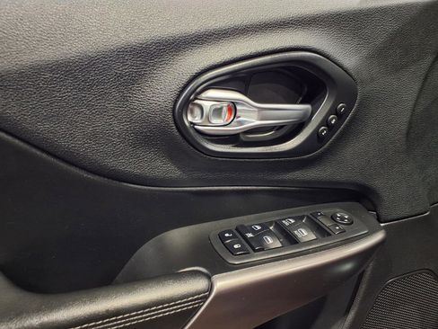 Used 2019 Jeep Cherokee Limited image 17