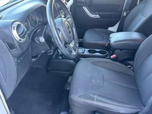 Used 2017 Jeep Wrangler Unlimited Rubicon w/ Connectivity Group image 7