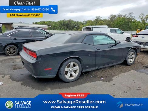 Used 2014 Dodge Challenger SXT RWD image 4