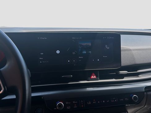 Used 2025 Kia Carnival FWD image 12