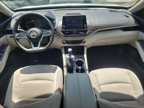 Used 2024 Nissan Altima 2.5 SV FWD image 11