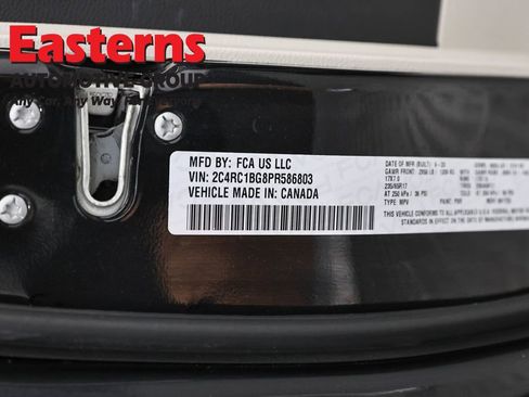 Used 2023 Chrysler Pacifica Touring-L FWD image 36