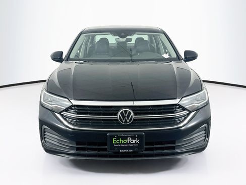 Used 2024 Volkswagen Jetta SE FWD image 2