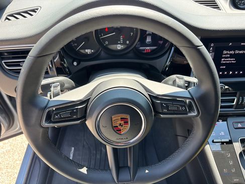 Certified 2025 Porsche Macan AWD/4WD image 22