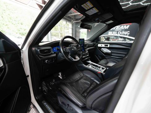 Used 2023 Ford Explorer Platinum w/ Technology Package AWD/4WD image 8