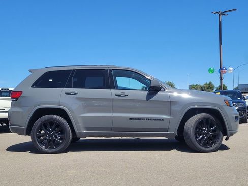 Used 2022 Jeep Grand Cherokee Laredo X image 3