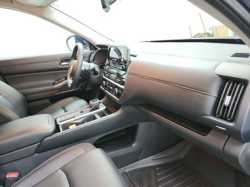 Used 2025 Nissan Pathfinder SL FWD image 37