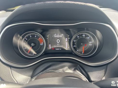 Used 2019 Jeep Cherokee Latitude Plus w/ Comfort/Convenience Group AWD/4WD image 2