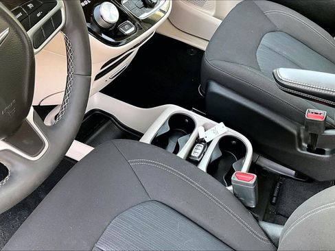 Used 2022 Chrysler Voyager LX image 14
