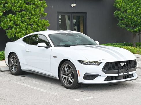 Used 2025 Ford Mustang Coupe RWD image 3