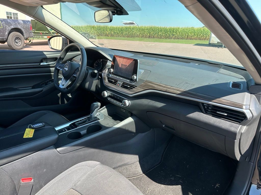Used 2025 Nissan Altima 2.5 SV AWD/4WD image 30