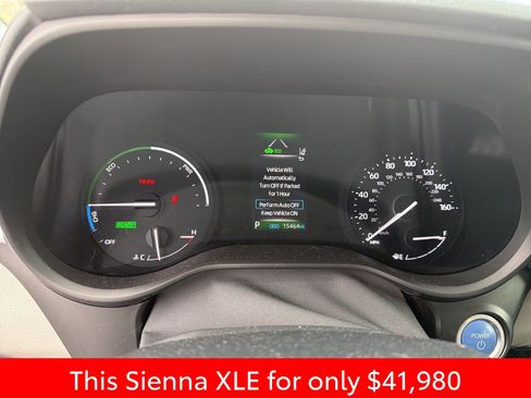Used 2024 Toyota Sienna XLE w/ XLE Plus Package image 3
