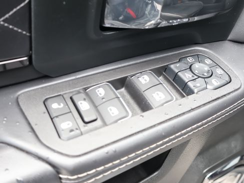 Used 2025 RAM 2500 Limited AWD/4WD image 17