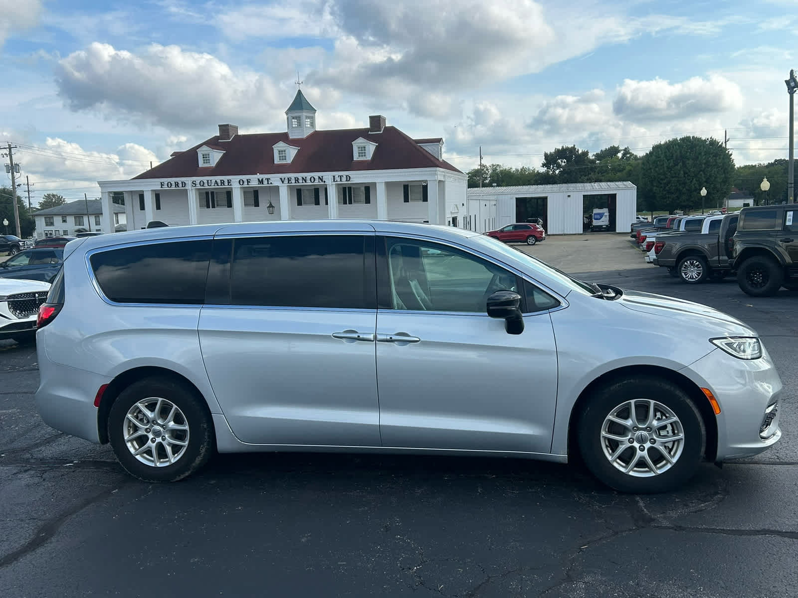 Used 2024 Chrysler Pacifica Touring-L FWD image 4