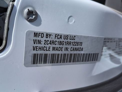 Used 2024 Chrysler Pacifica Touring-L image 12