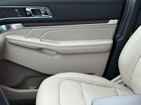 Used 2019 Ford Explorer Limited w/ Ford Safe & Smart Package image 12