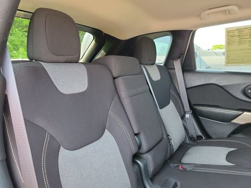 Used 2018 Jeep Cherokee Latitude FWD image 34