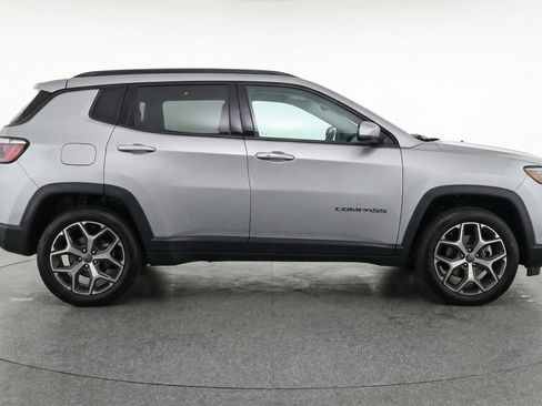 Used 2025 Jeep Compass Limited image 11