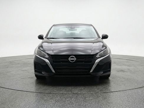 Used 2025 Nissan Altima 2.5 SV image 2
