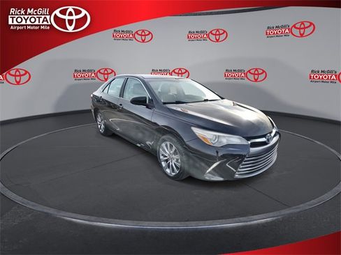 Used 2015 Toyota Camry XLE image 2