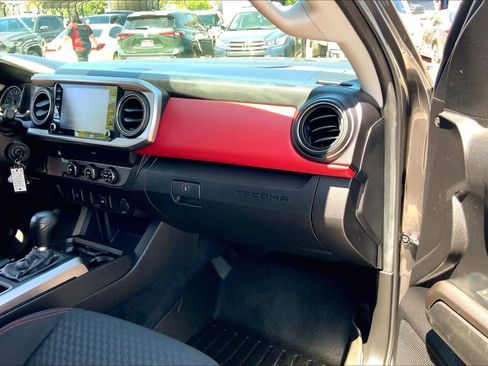 Used 2022 Toyota Tacoma SR5 w/ SR5 Appearance Package (SM) image 18