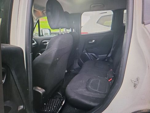 Used 2019 Jeep Renegade Latitude w/ Cold Weather Group image 10