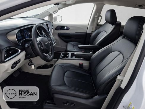 Used 2024 Chrysler Pacifica Touring-L FWD image 7