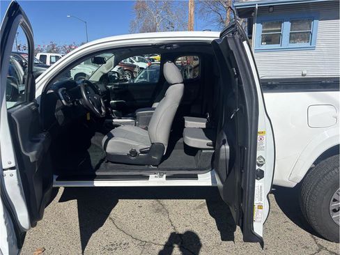 Used 2017 Toyota Tacoma SR5 image 13