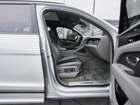 Used 2023 Bentley Bentayga Extended Wheelbase image 22
