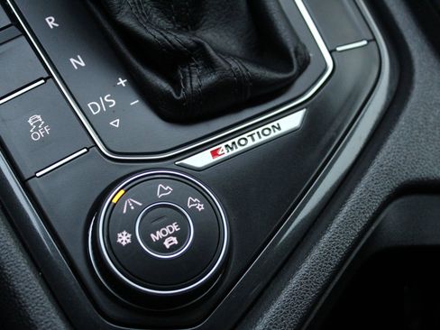 Used 2018 Volkswagen Tiguan SE w/ 3rd Row Seat Package image 32