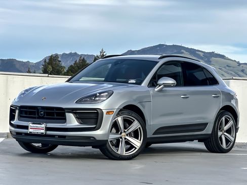 Used 2025 Porsche Macan image 1