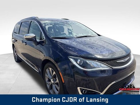 Used 2019 Chrysler Pacifica Limited w/ Tire & Wheel Group FWD image 9