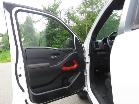 Used 2022 Nissan Frontier PRO-4X w/ Technology Package AWD/4WD image 9