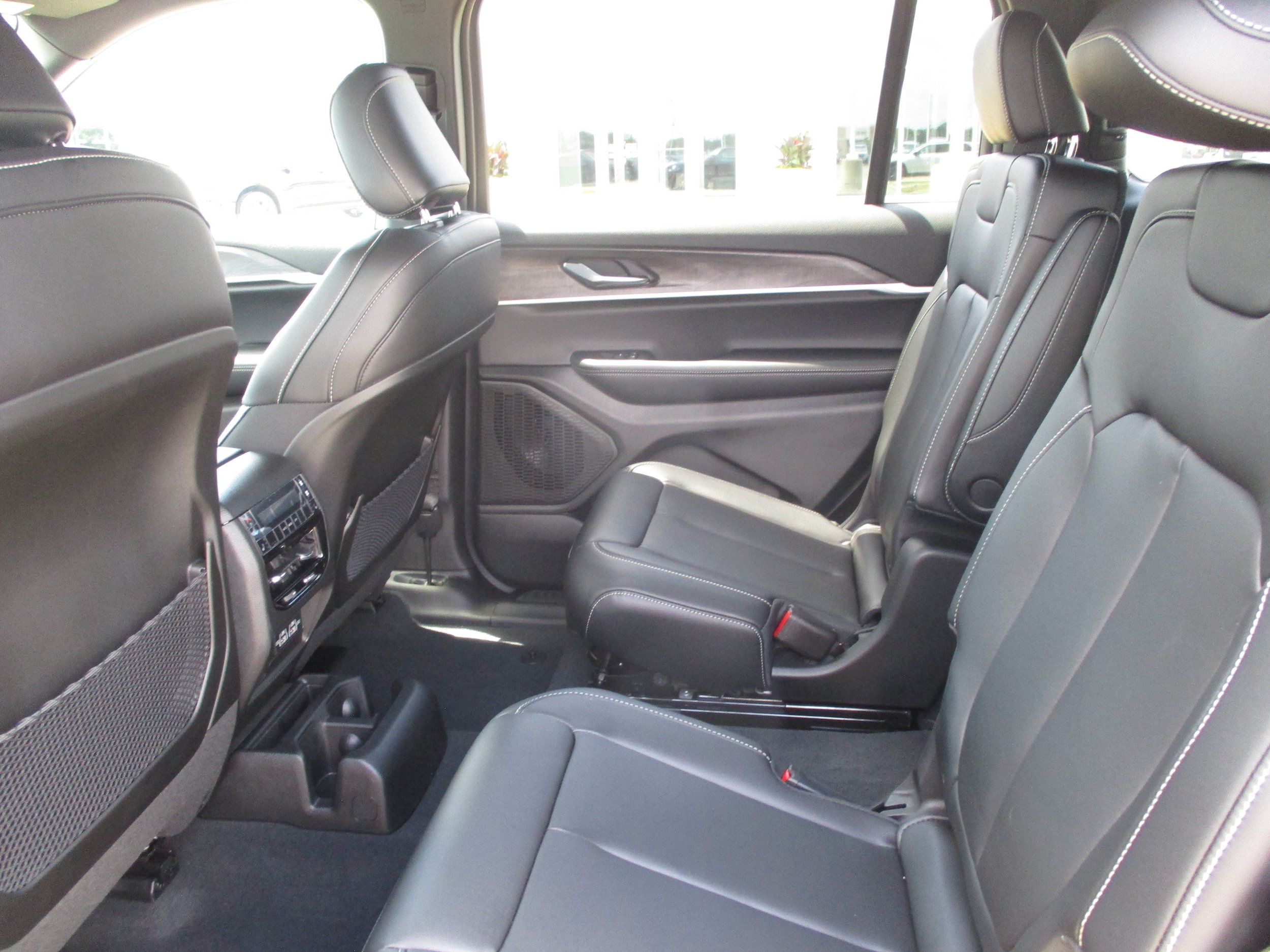 Used 2025 Jeep Grand Cherokee L Limited w/ Black Appearance Package AWD/4WD image 39