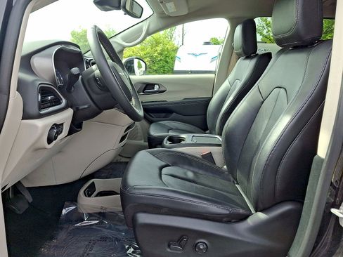 Used 2024 Chrysler Pacifica Touring-L FWD image 11