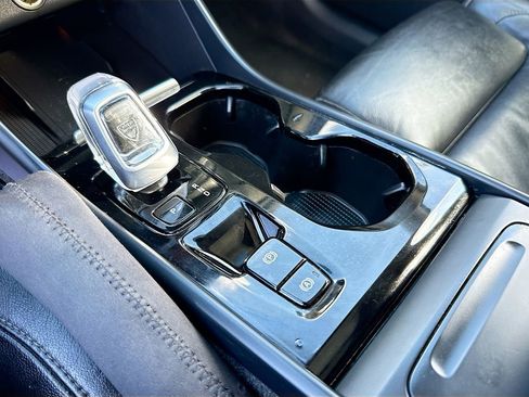 Used 2023 Volvo XC40 B5 Plus image 16